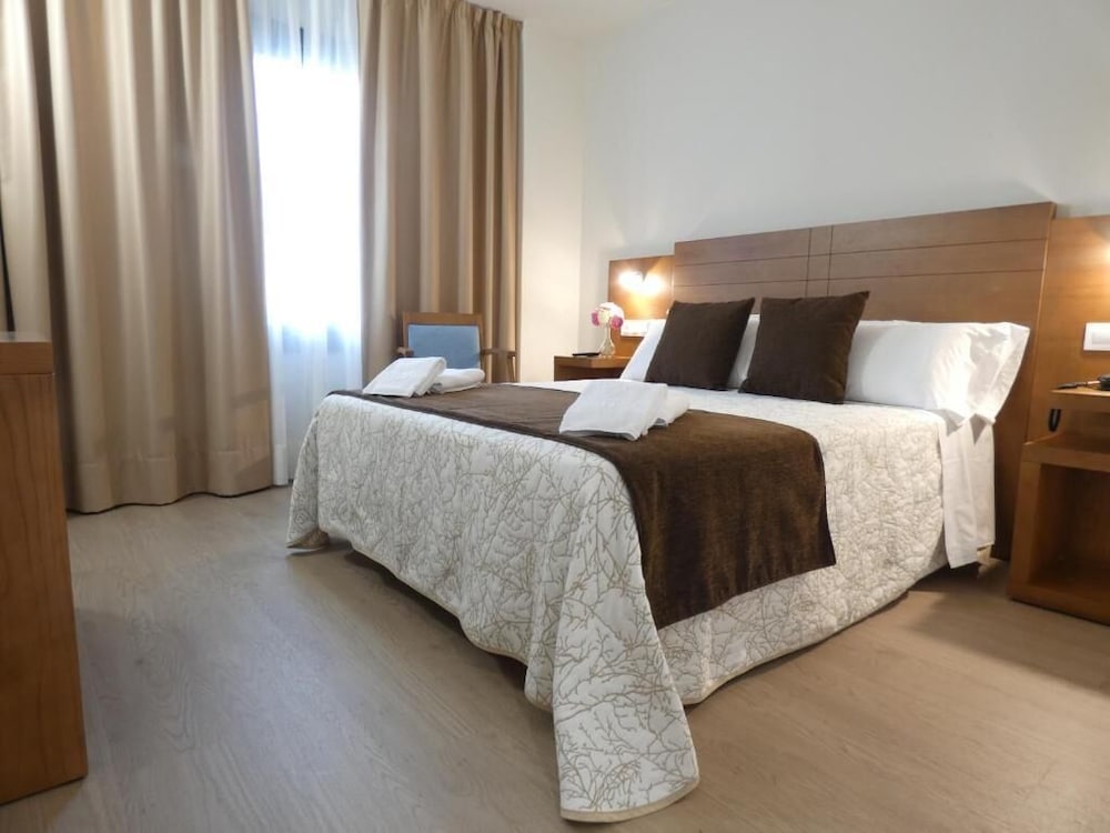 Twin Room - Photo 11