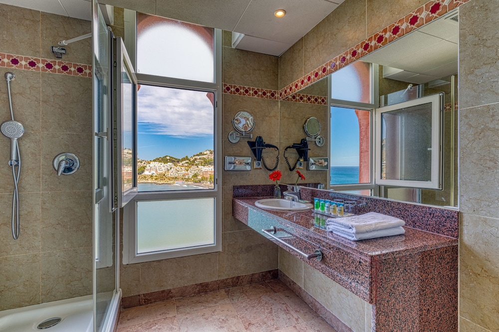 Superior Double Room, Balcony, Sea View - Photo 11