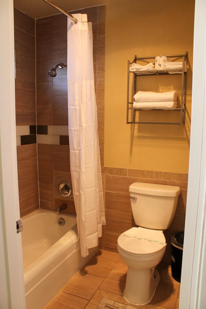 Standard Room, 1 Queen Bed - Photo 7