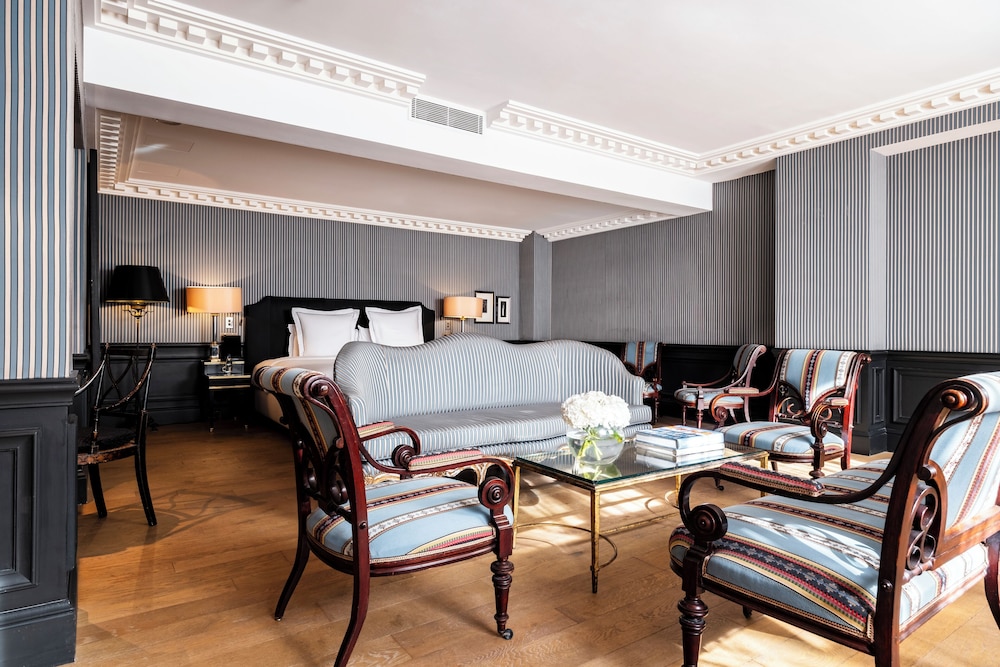 Suite, 1 King Bed with Sofa bed photo 1