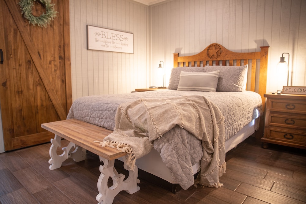 Deluxe Single Room, 1 Queen Bed, Non Smoking - Photo 1