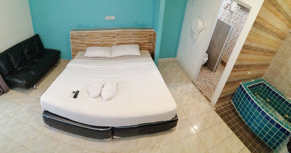 Deluxe Room, 1 King Bed, Bathtub, Ground Floor photo 1