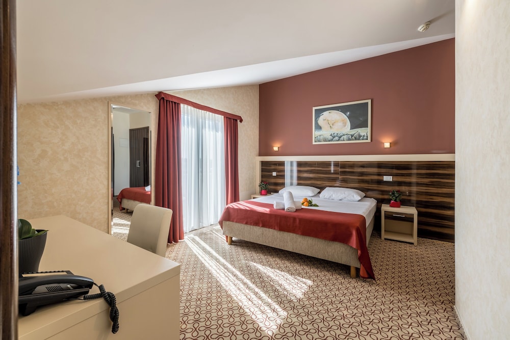 Family Quadruple Room, Partial Sea View