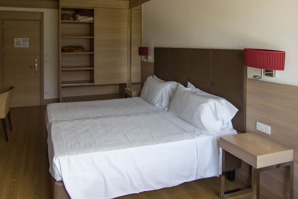 Classic Quadruple Room (with Spa Access) - Photo 4