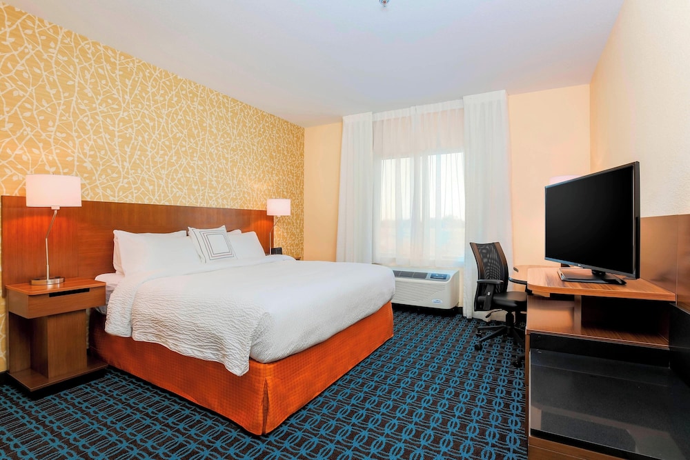 Room, 1 King Bed (Mobility/Hearing Access, Roll-in Shwr) photo 3