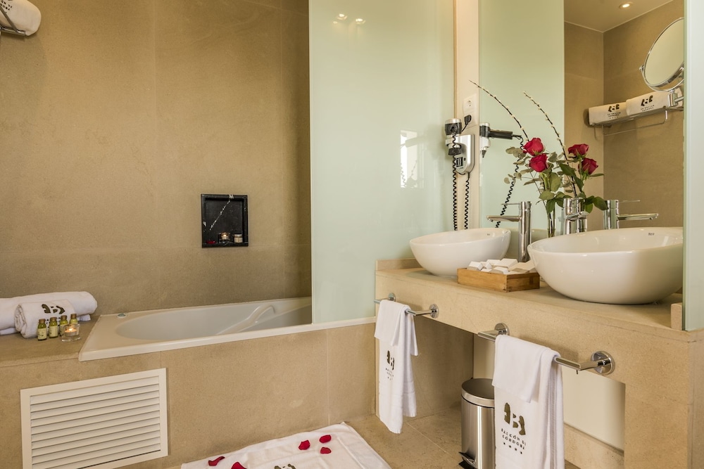 Junior Suite, 1 Queen Bed, Terrace - Photo 9
