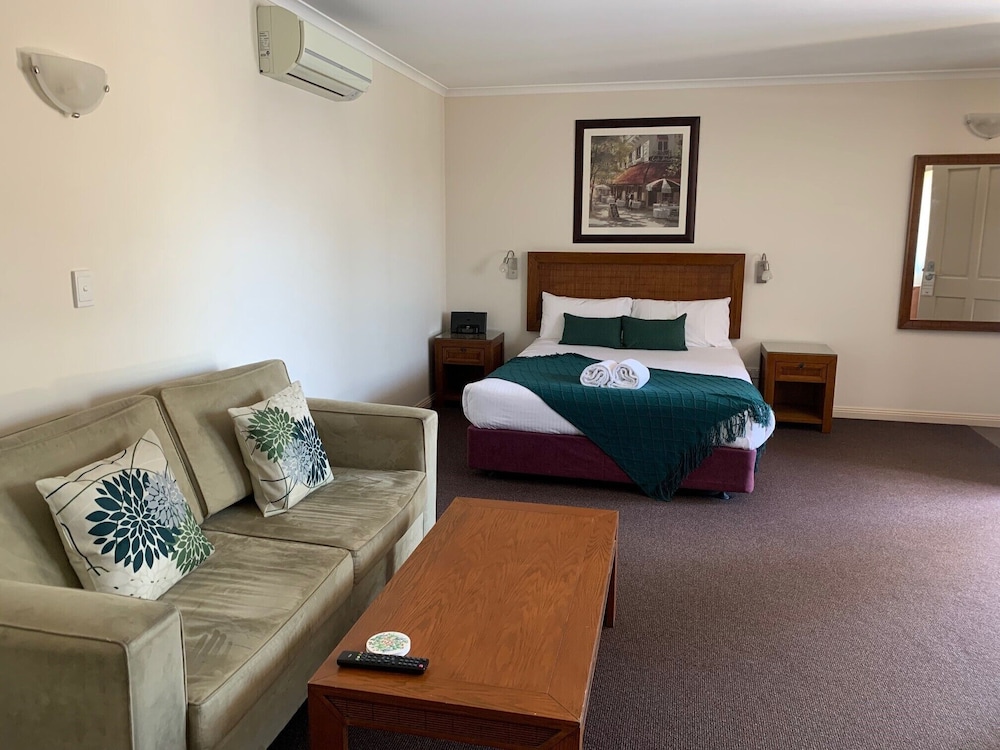 Deluxe Room with Kitchenette photo 3