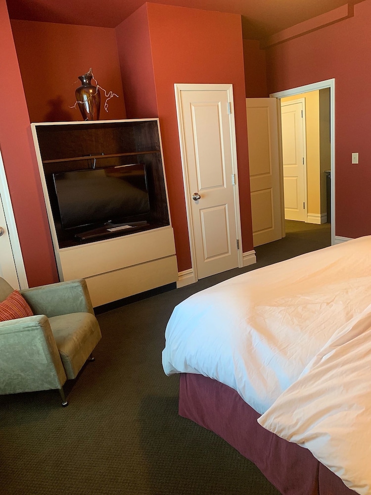 One Bedroom Suite photo 2
