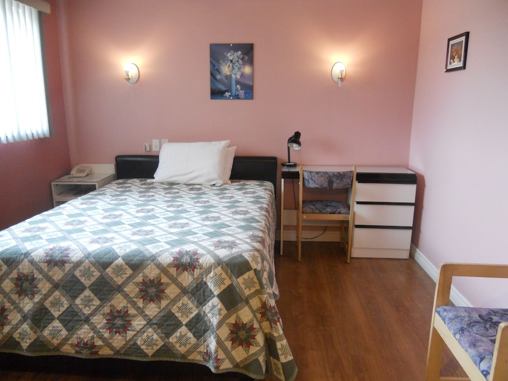 Queen Room photo 2