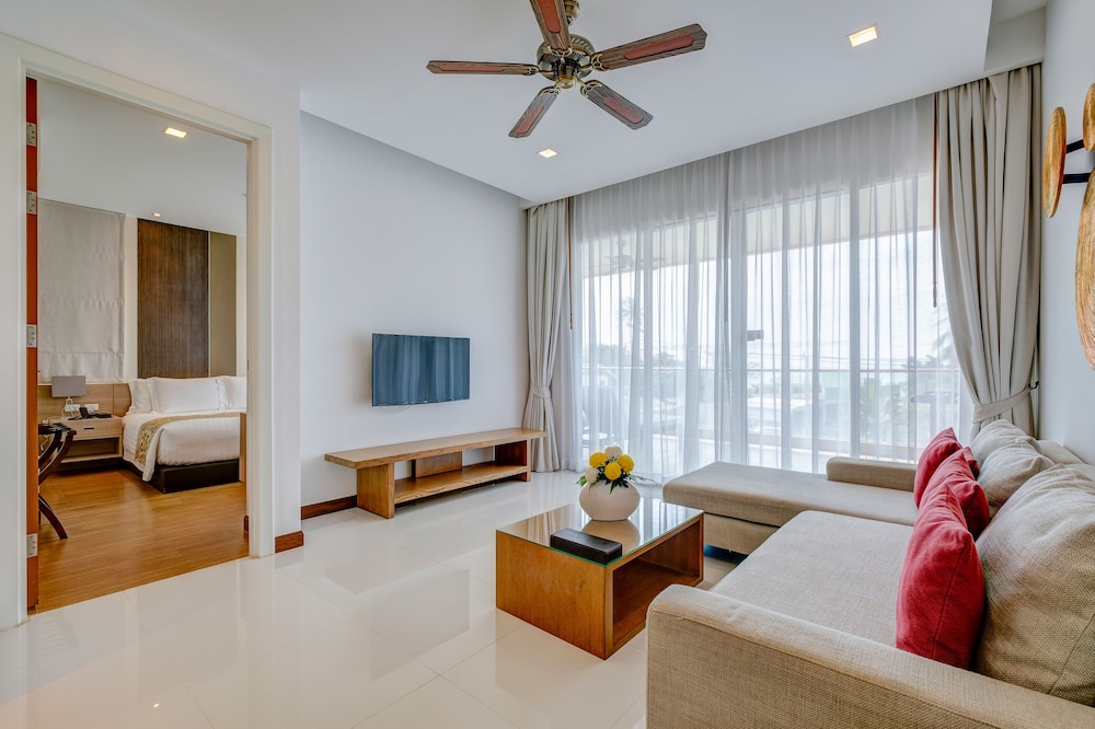 Deluxe Two-Bedrooms Apartment photo 1