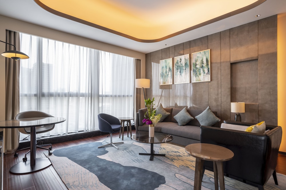 Deluxe Suite, 1 King Bed, Club Lounge Access