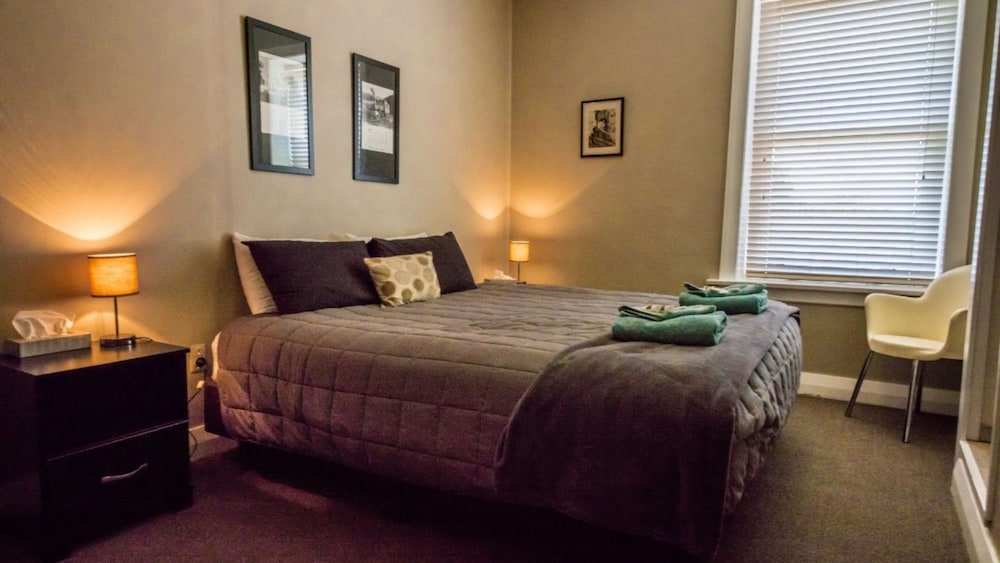 Room, 1 King Bed, Ensuite (Manager's Room) photo 1