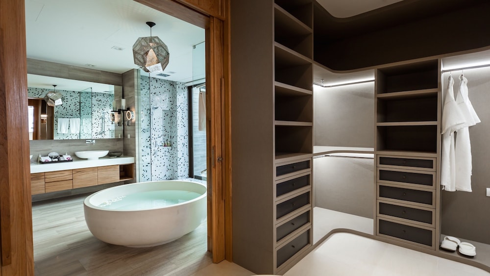Luxury Villa, Multiple Bedrooms photo 3