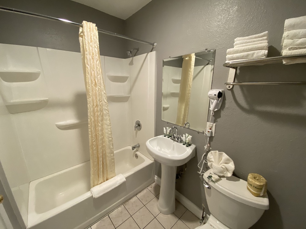 Standard Room, 2 Queen Beds - Photo 4