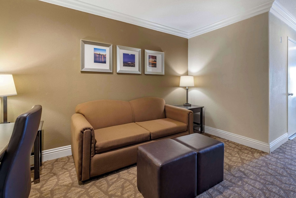 Suite, 2 Queen Beds with Sofabed, Non Smoking - Photo 6