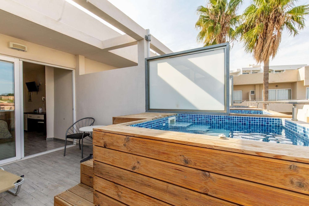 Deluxe Room, Jetted Tub - Photo 2