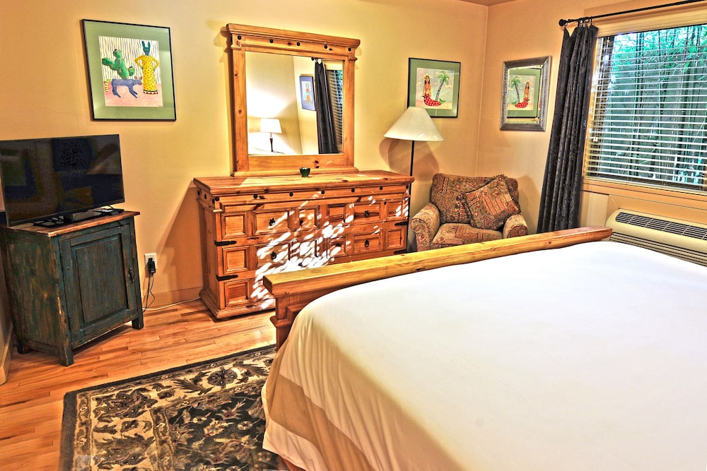 Deluxe King Suite photo 3