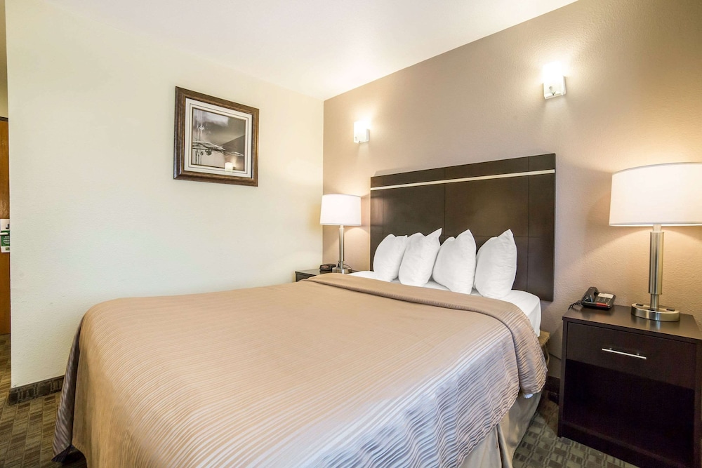 Standard Room, 1 Queen Bed, Non Smoking - Photo 2