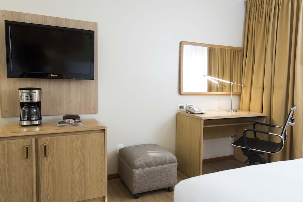 Standard Room, 2 Queen Beds, Smoking - Photo 5