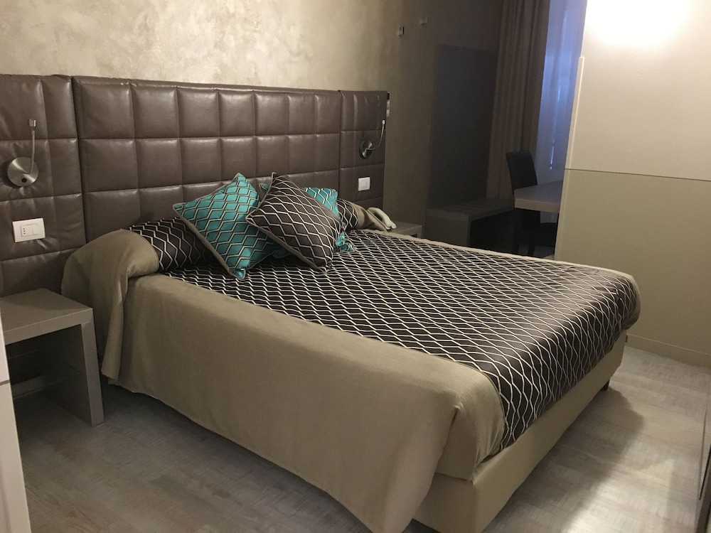 Standard Double or Twin Room photo 3