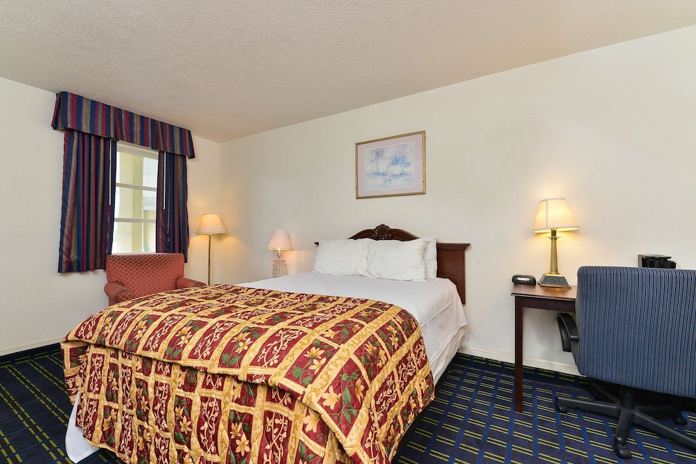 Room, 1 Queen Bed, Smoking - Photo 1