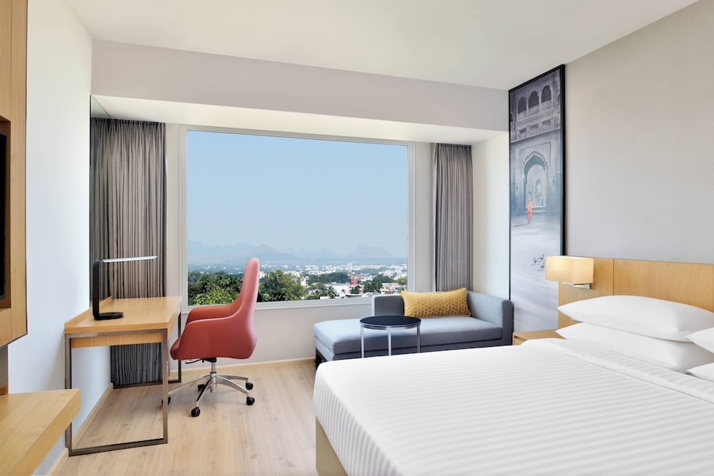 Room, 1 King Bed, Balcony - Photo 7
