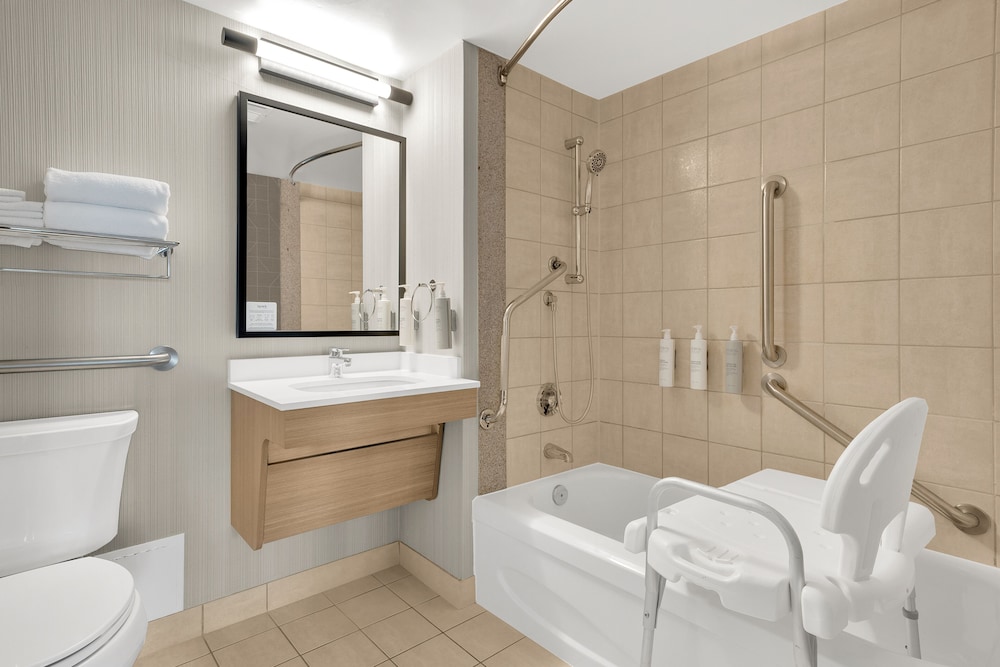 Room, 1 King Bed, Accessible, Bathtub (Mobility & Hearing) - Photo 2