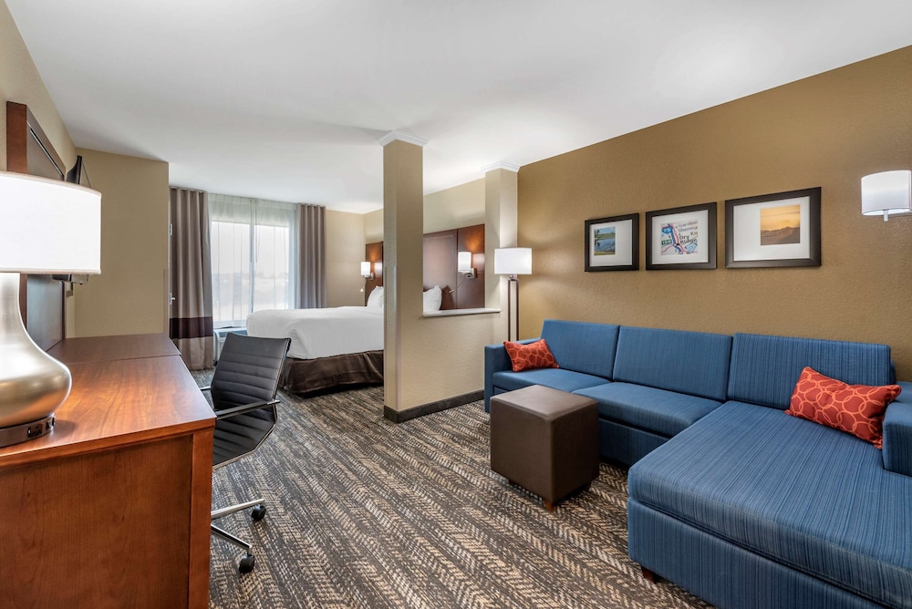 Suite, Multiple Beds, Non Smoking - Photo 3