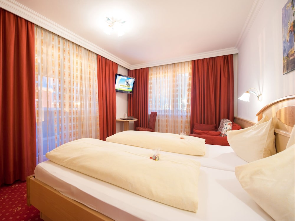 Family Triple Room, 1 Queen Bed with Sofa bed, Mountain View photo 3