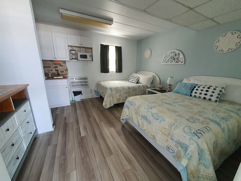 Family Room, Multiple Beds, Kitchenette photo 3