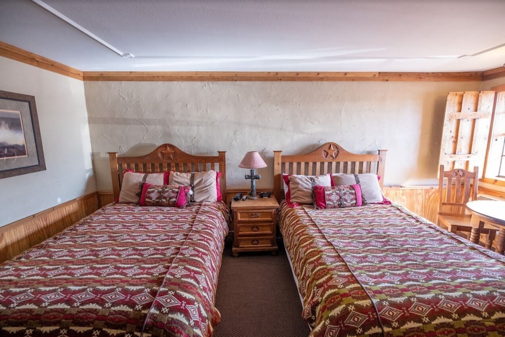 Basic Double Room, 2 Queen Beds, Non Smoking - Photo 3