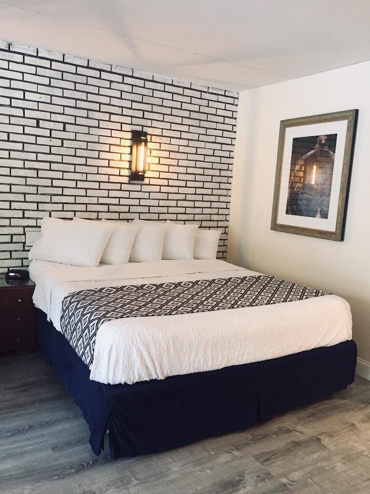 Suite, King Bed w/ Sofabed photo 1