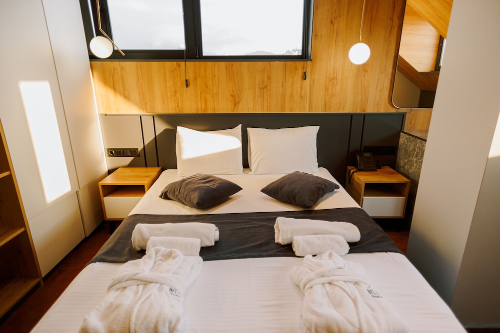 Standard Double Room, 1 Queen Bed, Non Smoking photo 2