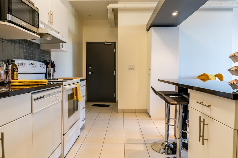 Comfy DT Loft w Parking Rooftop Patio BBQ Gym, 写真 57