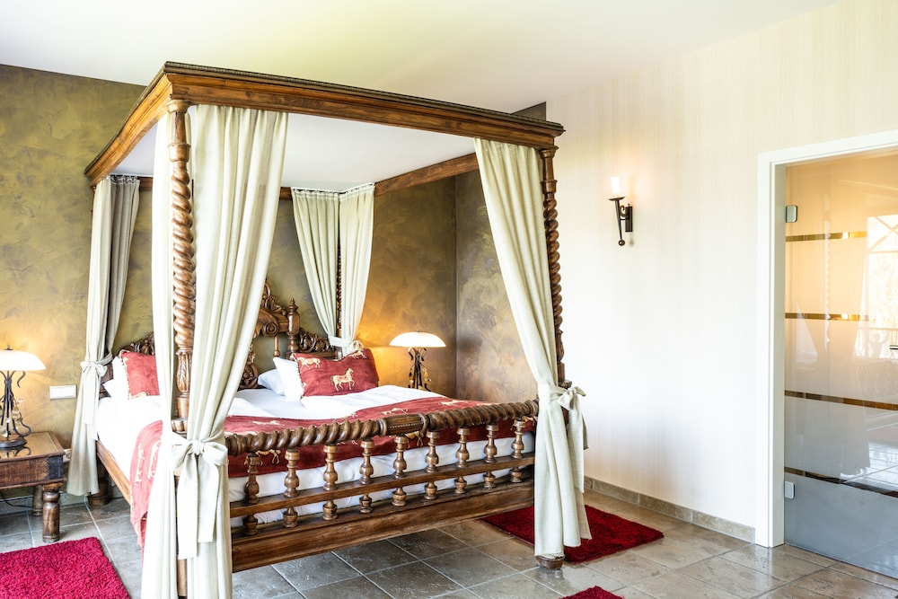 Suite - Photo 1