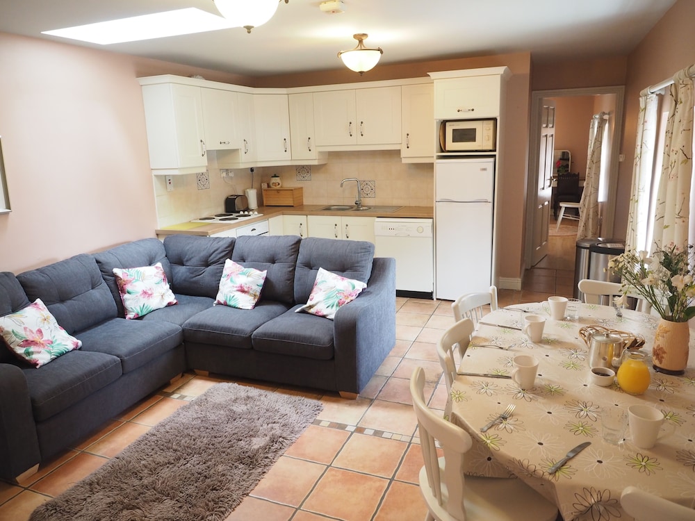 Traditional Cottage, 2 Bedrooms, Accessible, Garden View photo 2