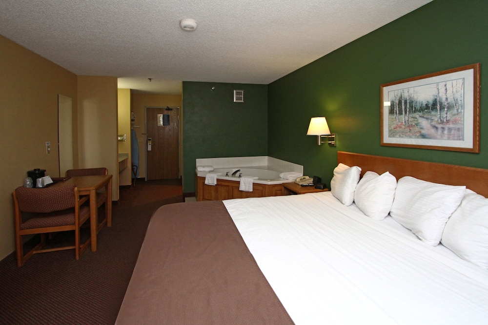 Suite, 1 King Bed, Jetted Tub - Photo 4