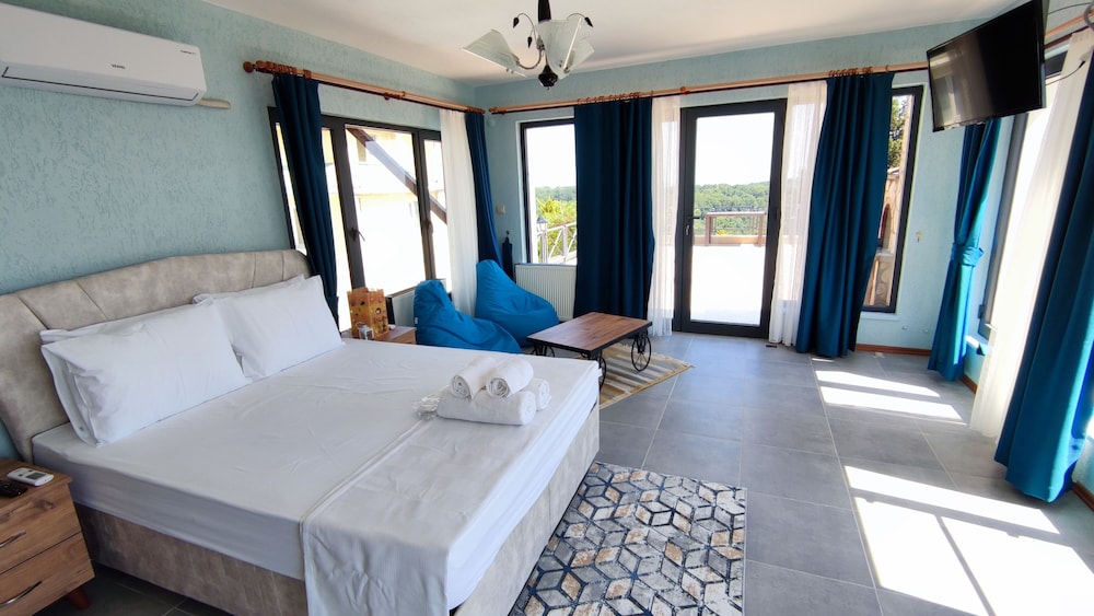 Deluxe Room, 1 Queen Bed, Jetted Tub photo 2