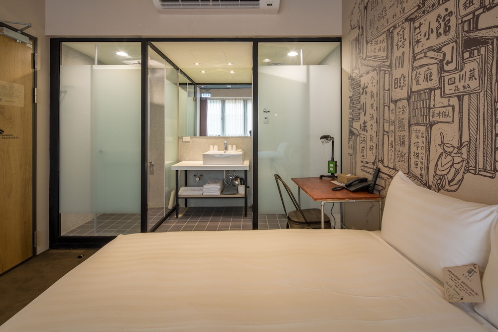 Luxury Quadruple Room, City View photo 3