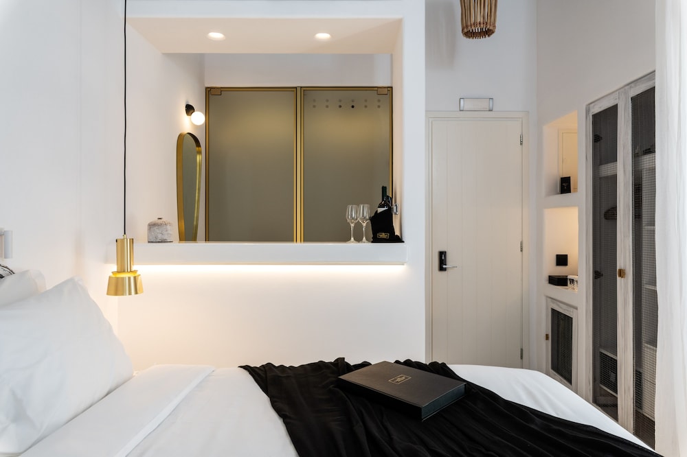Suite, 1 Queen Bed, Sea View photo 1