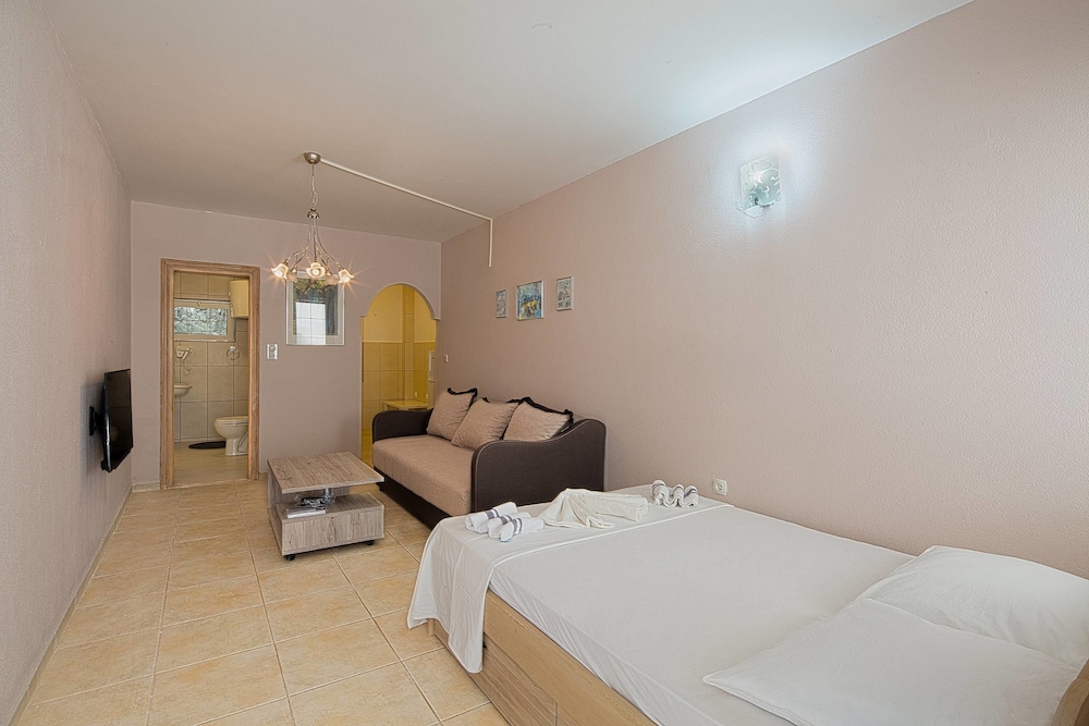 Comfort Studio Suite, Terrace, Garden View photo 3
