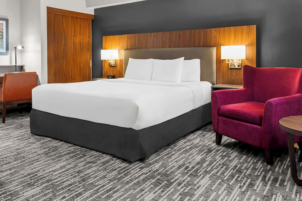 Room, 1 King Bed, Non Smoking (Upgrade) - Photo 6