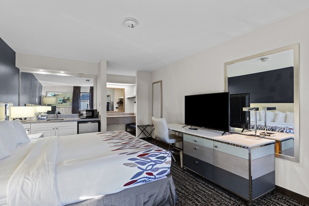King Bed Deluxe With Wet Bar photo 3