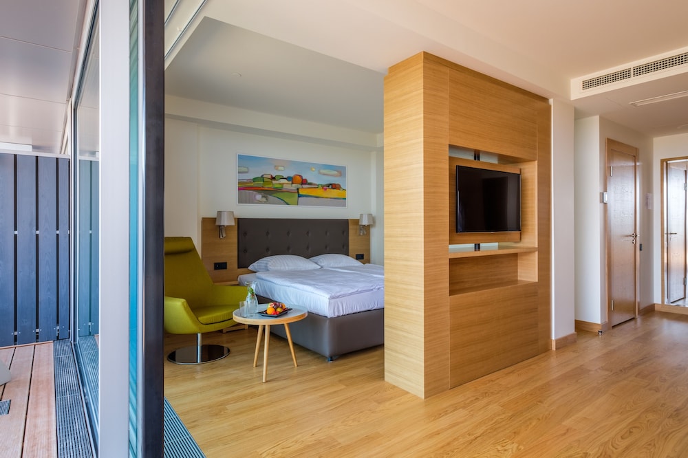 Suite - Photo 5