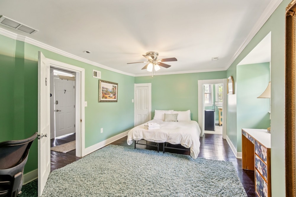 House, Multiple Bedrooms photo 2