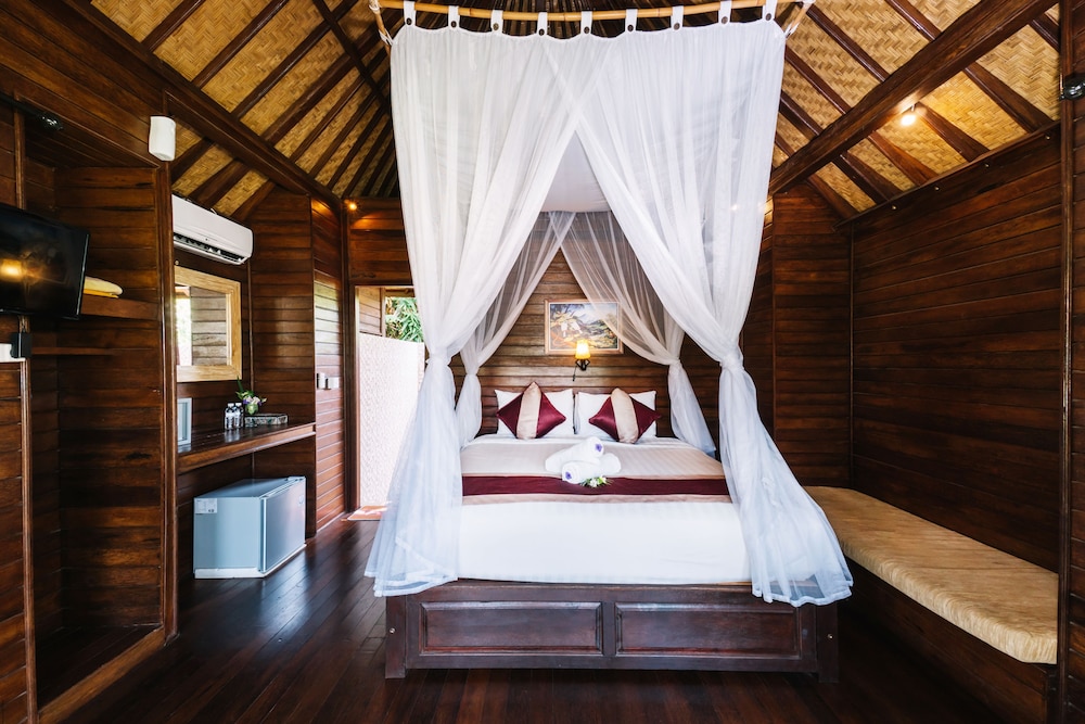 Luxury Bungalow, 1 Double Bed, Pool View photo 3