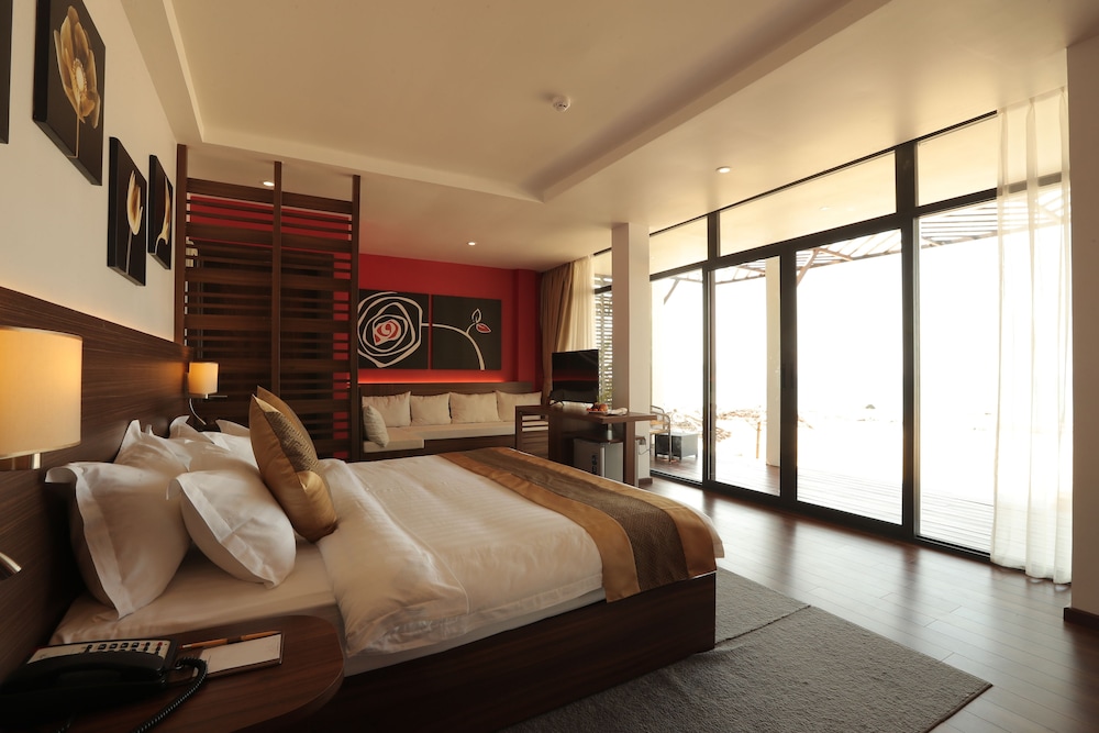 Executive Suite, 1 Double Bed, Bathtub, Sea View photo 2