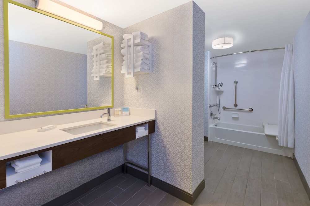 Room, 2 Double Beds, Accessible, Bathtub - Photo 7