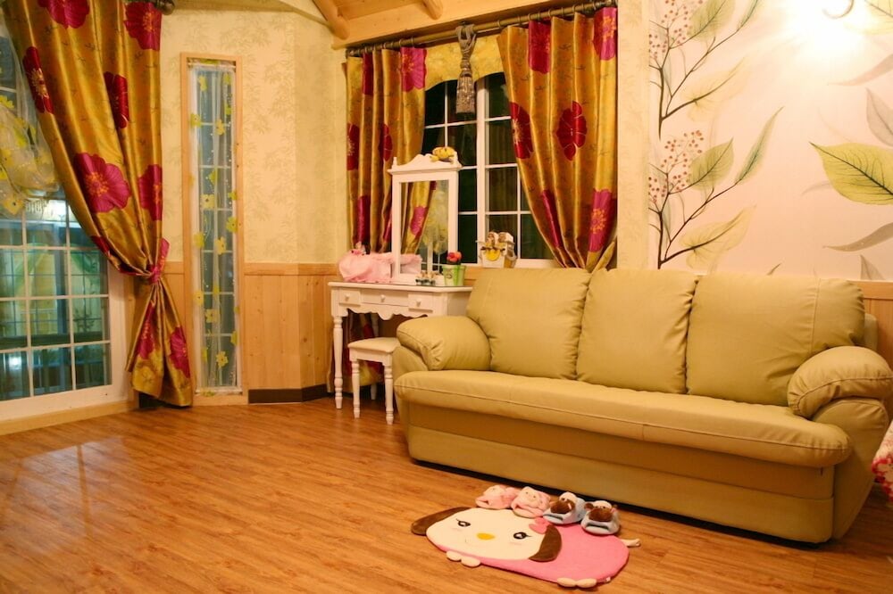 Room (Tree and bird)