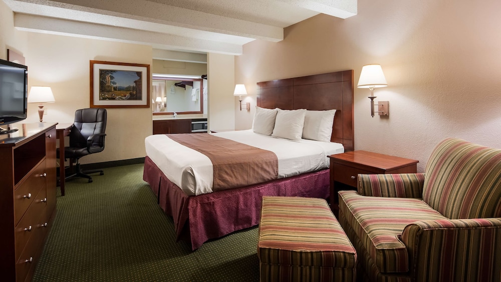 Standard Room, 1 King Bed, Accessible, Bathtub photo 3